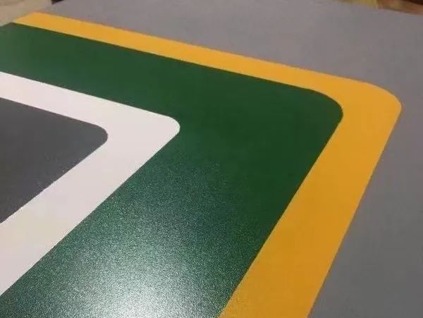 地下停車(chē)場(chǎng)無(wú)振動(dòng)防滑坡道施工流程分享，地下車(chē)庫(kù)水性防滑坡道