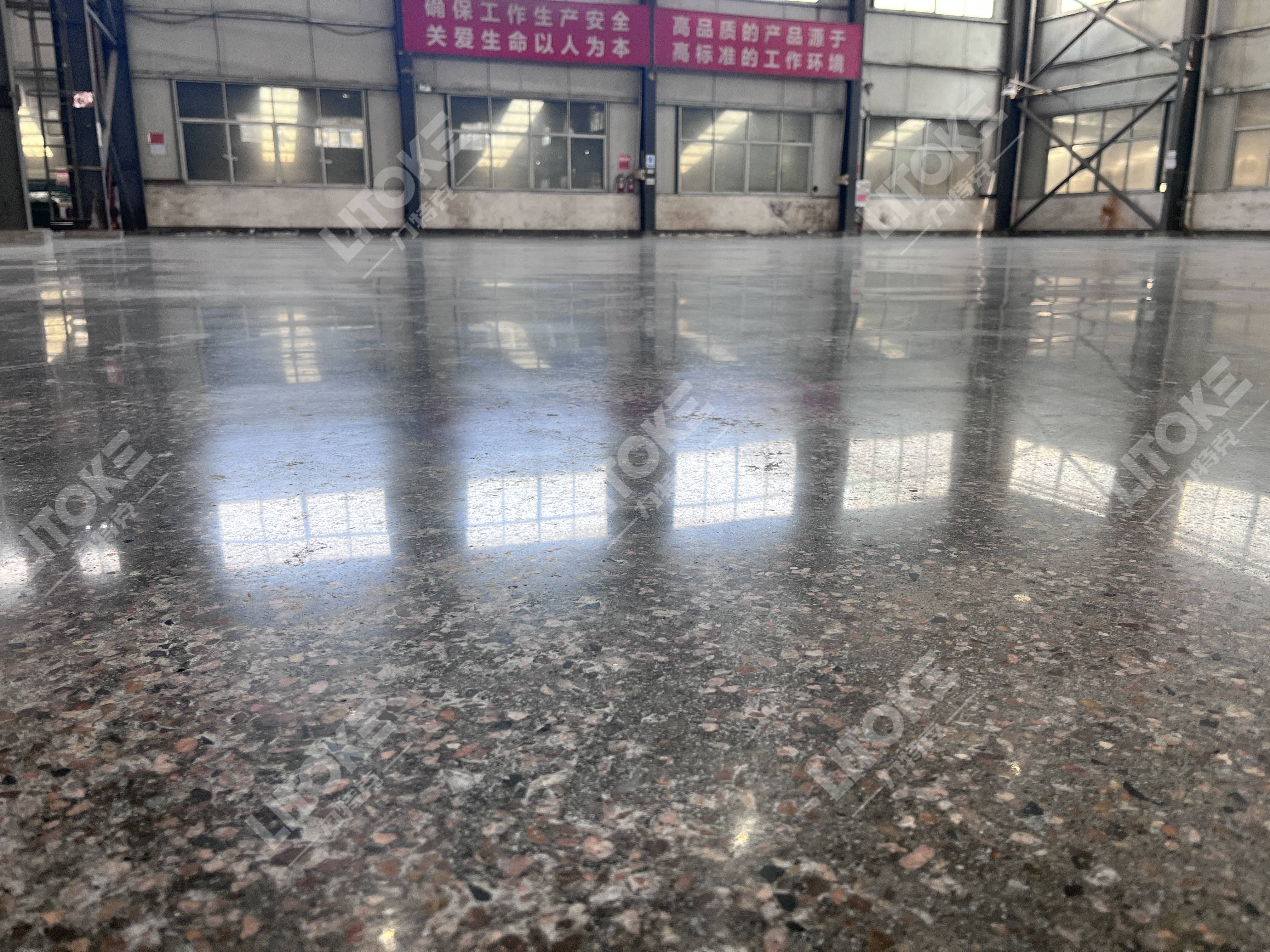 金剛砂耐磨地坪VS密封固化劑地坪，工廠車間選哪個(gè)更劃算？